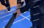 虎扑热帖-曝王鹤棣无视保镖当众殴打女粉