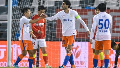 虎扑NBA-【中超】莫伊塞斯2球费莱尼破门 泰山4比2逆转广州