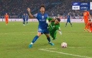 刘诚宇抢出机会被放倒！王大雷扑救抢球送点，吴曦点射破门！