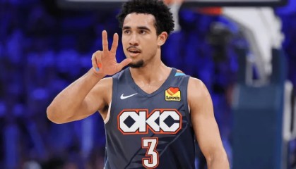 虎扑热帖-麦凯恩VS公牛：持球+无球多样进攻发起，高效贡献20分